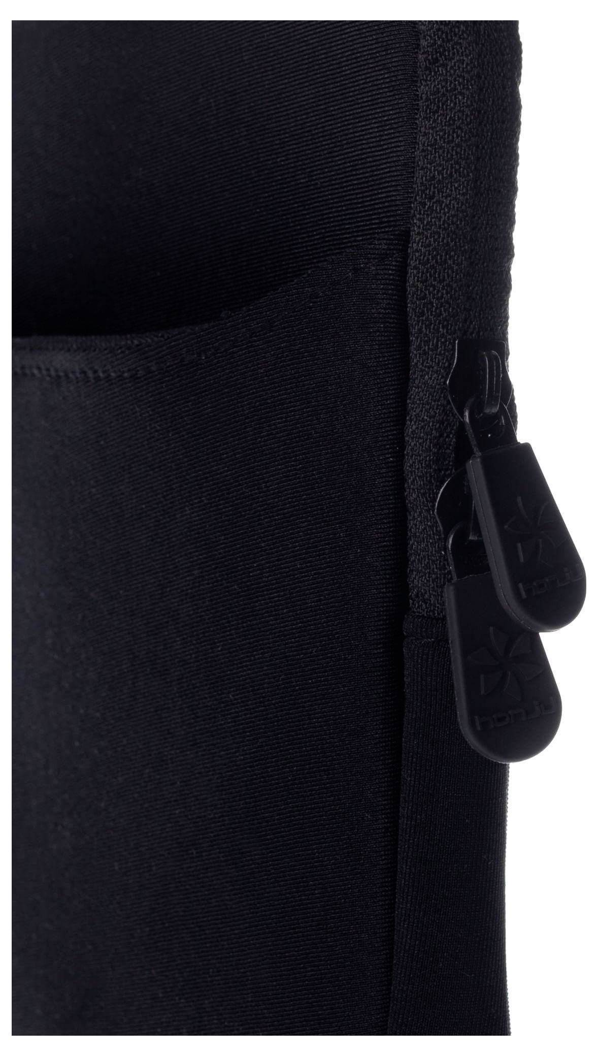 Ein Nahaufnahmebild eines schwarzen Reißverschlusses mit Doppelzug auf einem Textilmaterial. Der Stoff scheint Neopren oder ein ähnliches dehnbares Gewebe zu sein.