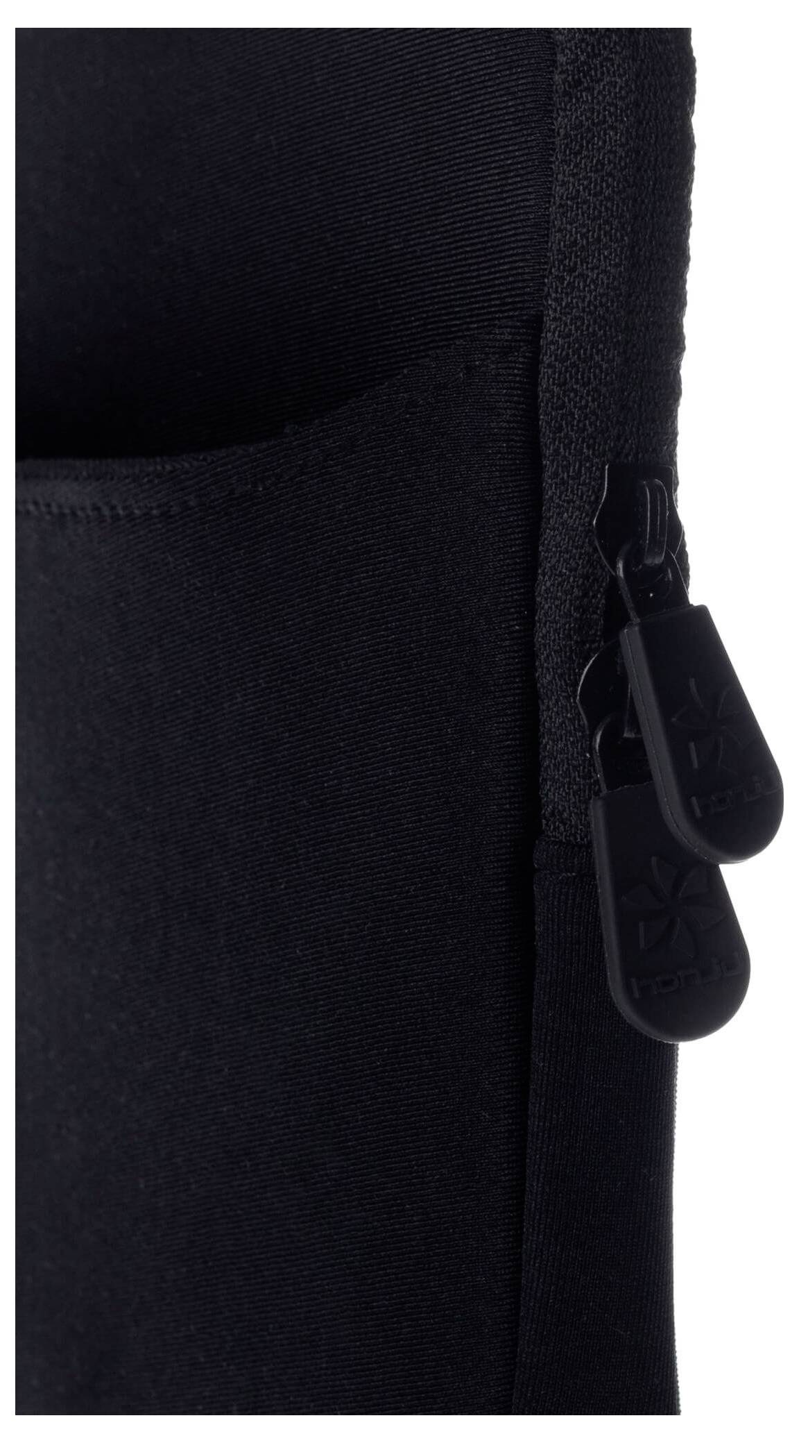 Nahaufnahme eines schwarzen Stoffs mit einem Reißverschluss und zwei Reißverschluss-Ziehern, die Textur und Designdetails hervorheben.