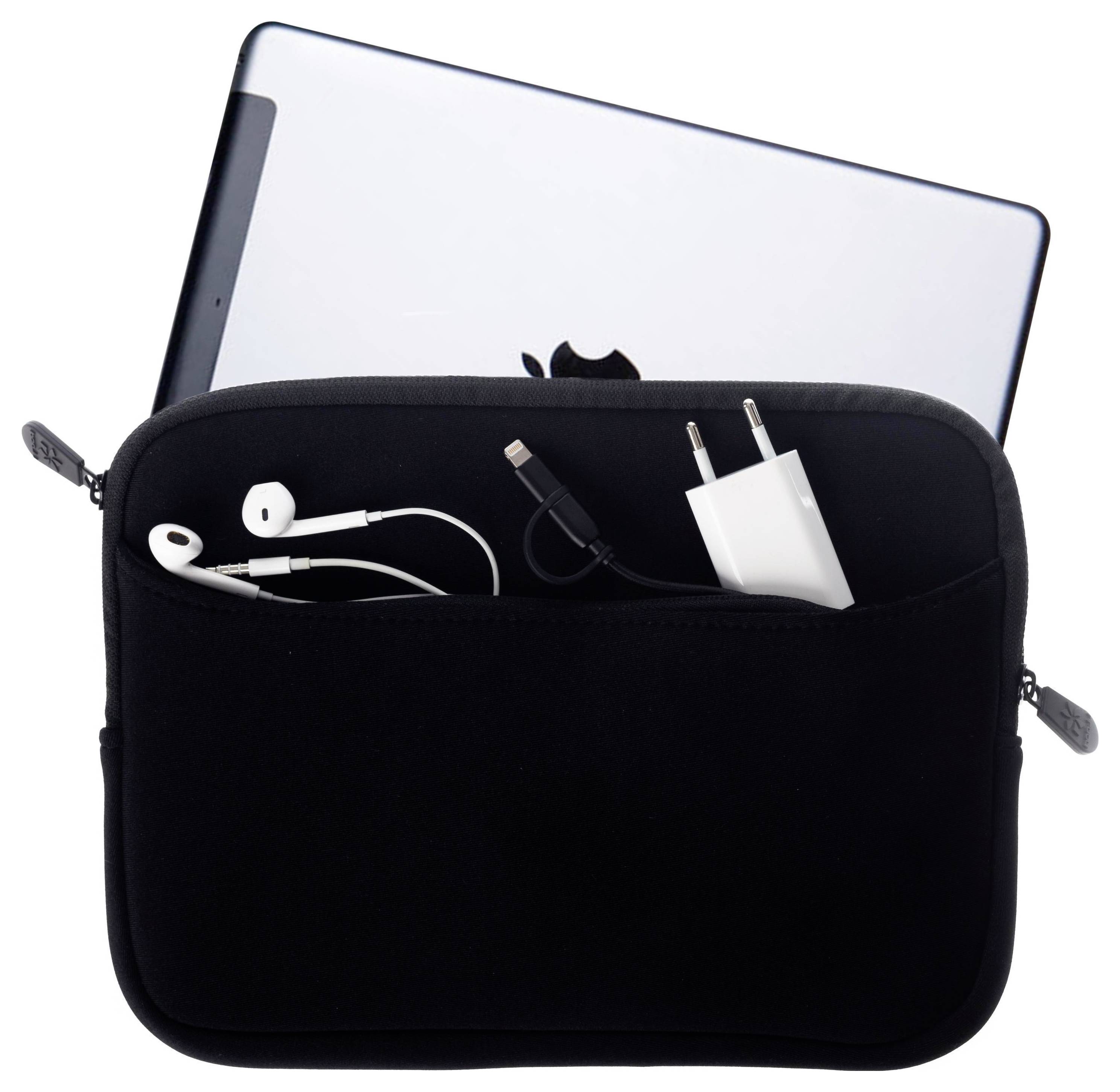 Ein Tablet, das teilweise in einer schwarzen Tasche steckt, mit Kopfhörern und einem Ladegerät in der vorderen Tasche; geeignet für Reisen oder Aufbewahrung.