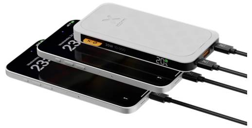 Drei Smartphones übereinander gestapelt, jedes wird von einer schlanken Powerbank mit angezeigten '20%' aufgeladen. Kabel sind mit jedem Telefon verbunden.