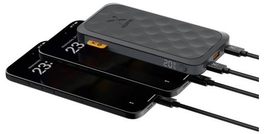 Eine tragbare, schlanke Powerbank, die zwei Smartphones gleichzeitig lädt, mit digitaler Anzeige, die den Batteriestand in Prozent anzeigt.