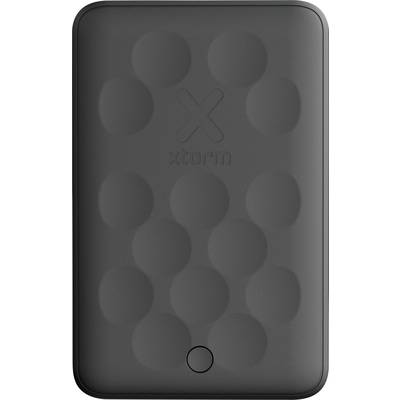 Ein schlanker schwarzer Xtorm Powerbank mit strukturiertem, kreisförmigem Muster. Der Markenname ist an der Oberfläche nahe der oberen Mitte eingeprägt.