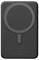 Eine schwarze rechteckige kabellose Powerbank mit kreisförmigem Ladepads-Design, Branding und regulatorischen Symbolen, die auf der Unterseite sichtbar sind.