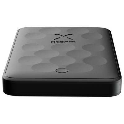 Eine schwarze Powerbank mit einer kreisrunden Taste und Logo auf der Oberseite, mit einer strukturierten, genoppten Oberfläche.