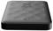 Eine schwarze Powerbank mit einer kreisrunden Taste und Logo auf der Oberseite, mit einer strukturierten, genoppten Oberfläche.