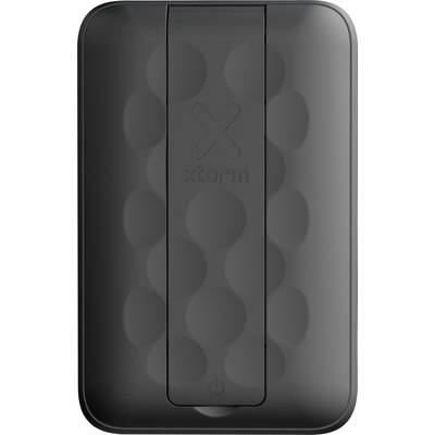 Ein schwarzer Xtorm Powerbank mit strukturierter Oberfläche und Einschalttaste am unteren Ende, verwendet zum Aufladen elektronischer Geräte.