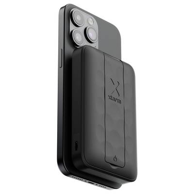 „Ein kleiner schwarzer Powerbank, der an der Rückseite eines Smartphones mit dreifacher Kameraanordnung befestigt ist und ein kompaktes Design sowie drahtlose Ladekapazität zeigt."