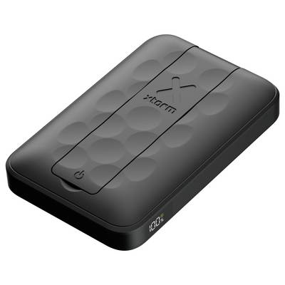Eine schwarze, tragbare Powerbank mit modernem, strukturiertem Design und einem 'Xtorm' Logo auf der Oberseite. Auf einem kleinen LED-Display wird '100%' angezeigt.