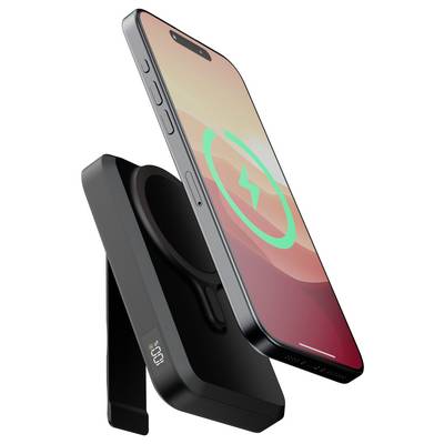 Ein Smartphone mit einem Ladessymbol auf dem Bildschirm wird neben einer schwarzen, kabellosen Powerbank mit einer digitalen Anzeige gezeigt.