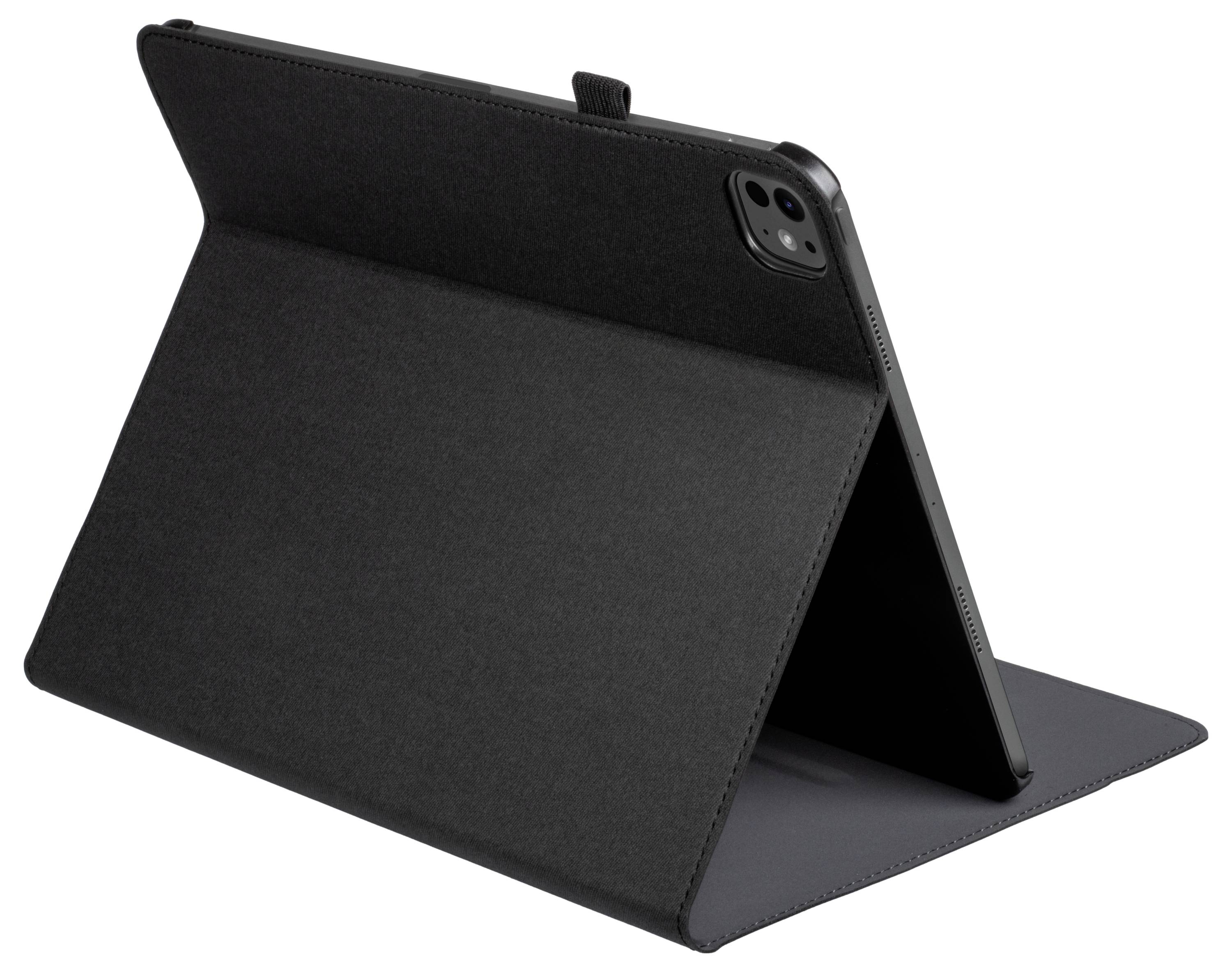 Ein Tablet-Gerät in einem schwarzen Schutzcover, von hinten betrachtet, wobei das Cover gefaltet ist und als Ständer dient, um das Tablet aufzustellen.