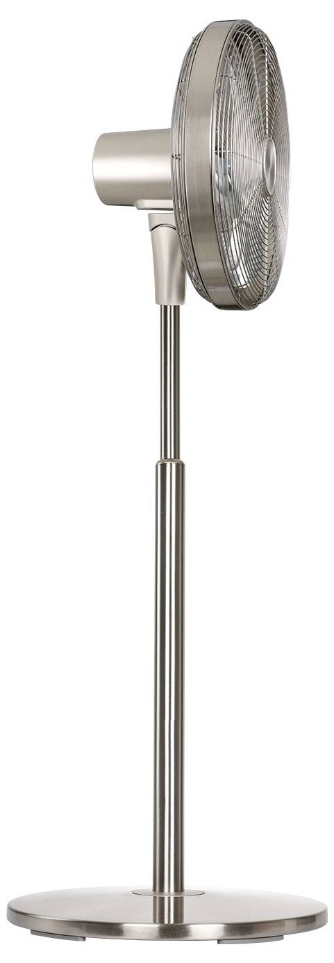 Ein silberner Standventilator mit höhenverstellbarer Stange, rundem Kopf und Metallgitter, vor einem schlichten Hintergrund platziert.
