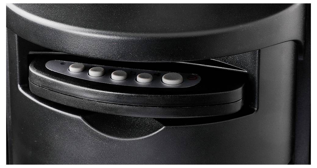 Nahaufnahme eines schwarzen elektronischen Tresors mit einem schlüssellosen Tastenfeld mit fünf runden Tasten, was auf einen Sicherheitsschließmechanismus hindeutet.