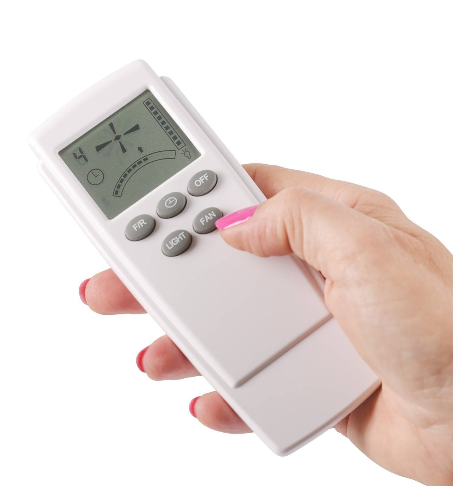 Eine Hand hält eine weiße Fernbedienung mit Tasten für 'FAN', 'LIGHT' und 'OFF'. Das Display zeigt ein Ventilator-Symbol und die Zahl 4.