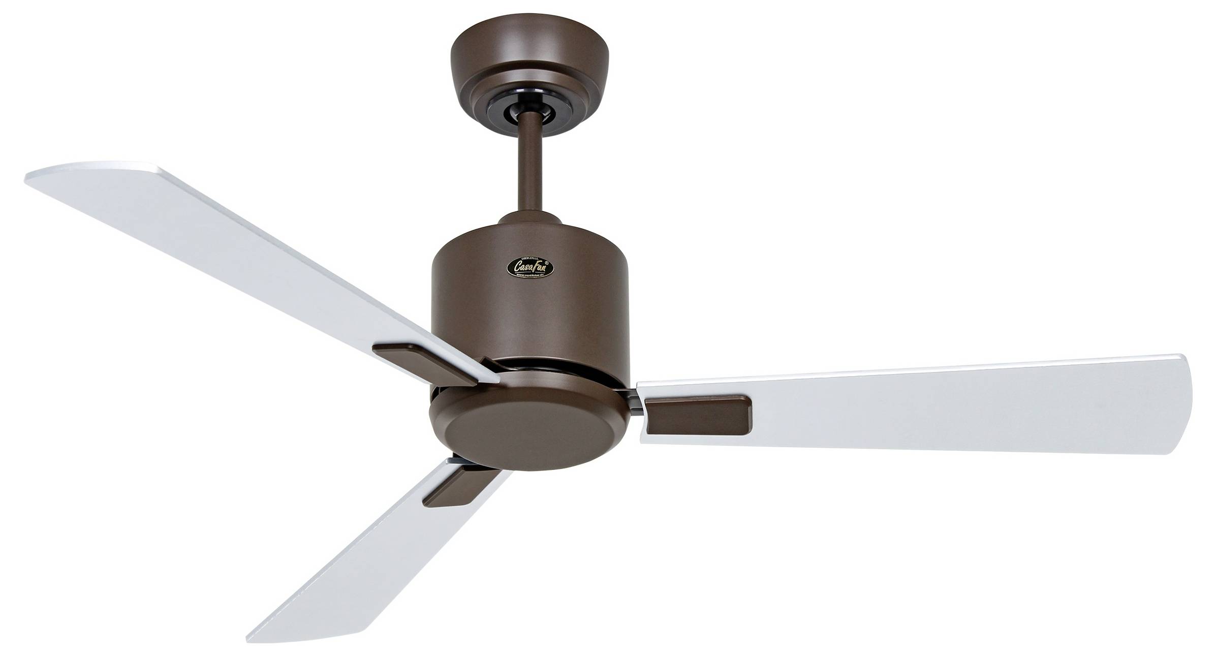 Ein Deckenventilator mit einem braunen Motor und drei weißen Flügeln, der an einer kurzen Stange hängt.