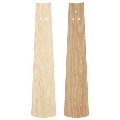 Zwei hölzerne Ventilatorflügel, nebeneinander, einer heller und einer etwas dunkler mit natürlicher Holzmaserung. Jeder hat drei Löcher oben.