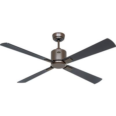 Ein Deckenventilator mit vier dunklen Flügeln und einem braunen Motorgehäuse, an einer Stange montiert.