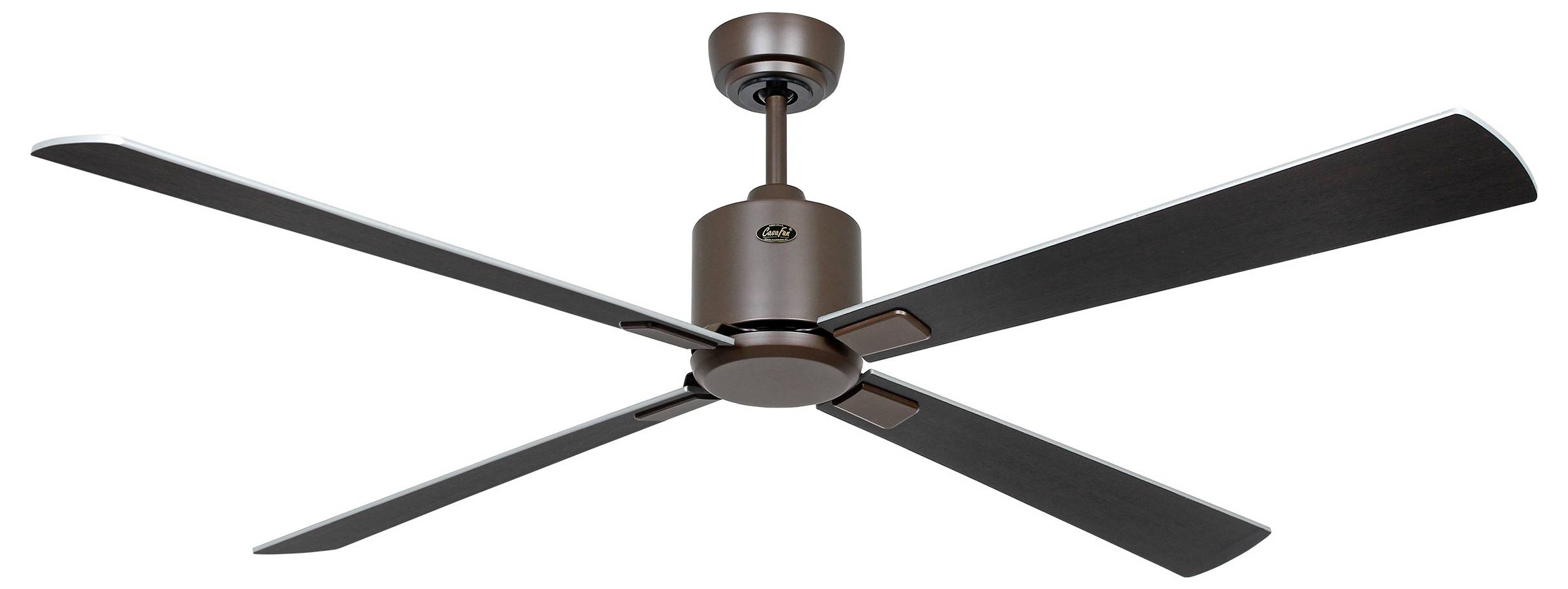 Ein Deckenventilator mit vier braunen Flügeln und einem zentralen Motorgehäuse, von unten betrachtet vor weißem Hintergrund.