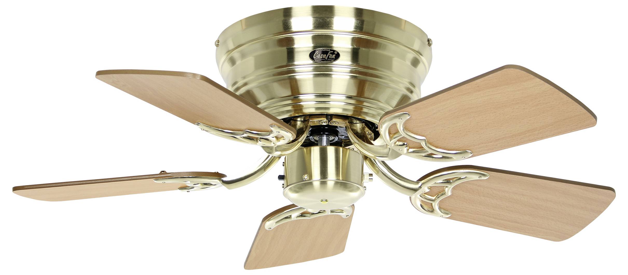 Ein Messingdeckenventilator mit fünf Holzflügeln, für den Innenbereich konzipiert, der wahrscheinlich Belüftung und Luftzirkulation in einem Raum bietet.