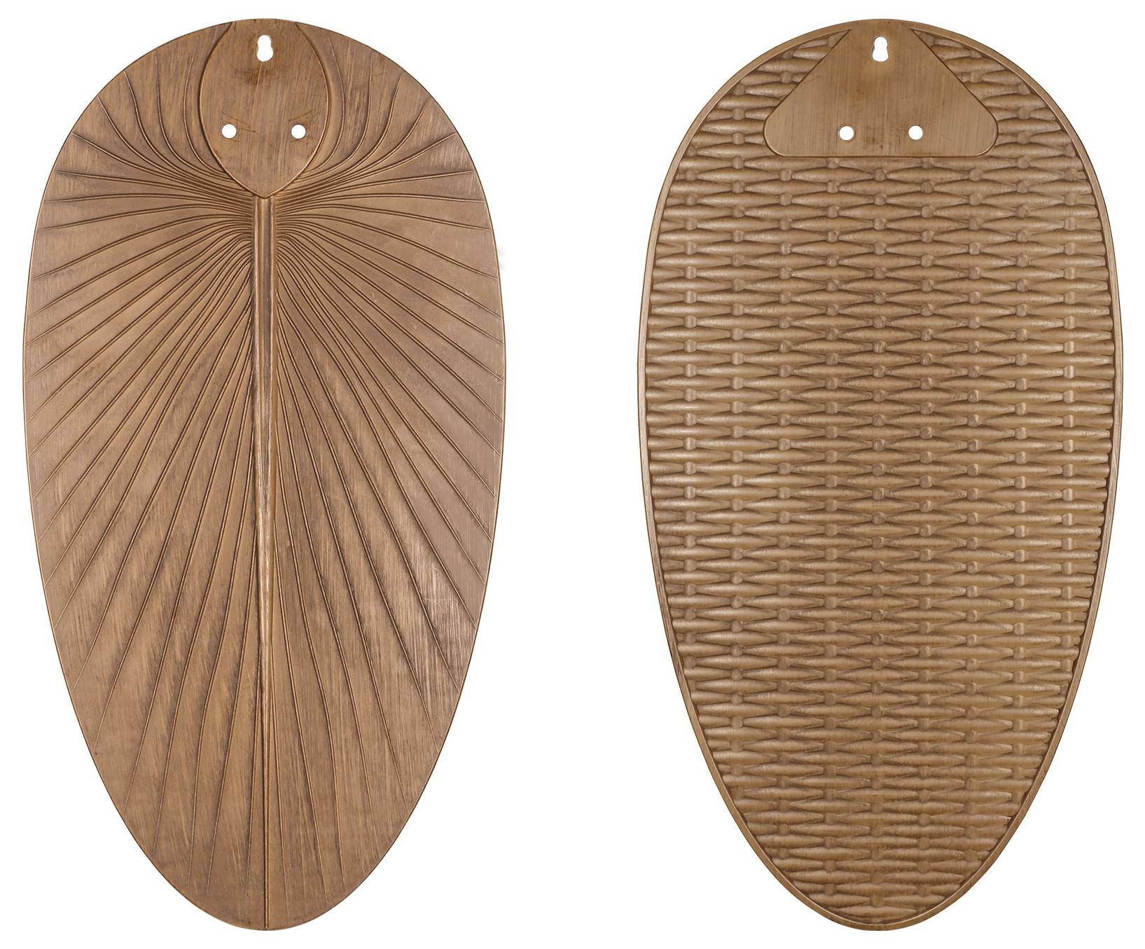 Zwei hölzerne Wandbehänge im Surfbrett-Stil mit strukturierten Designs: einer mit fächerartigen Rillen, der andere mit einem geflochtenen Muster.