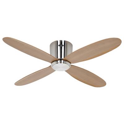 Ein Deckenventilator mit vier Holzflügeln und einem eleganten silbernen Motorgehäuse, entworfen für moderne Inneneinrichtung.