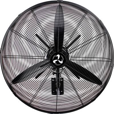 Ein kreisförmiger, schwarzer Metallventilator mit drei Flügeln von vorne betrachtet, der sein Schutzgitter und seine zentrale Nabe zeigt.
