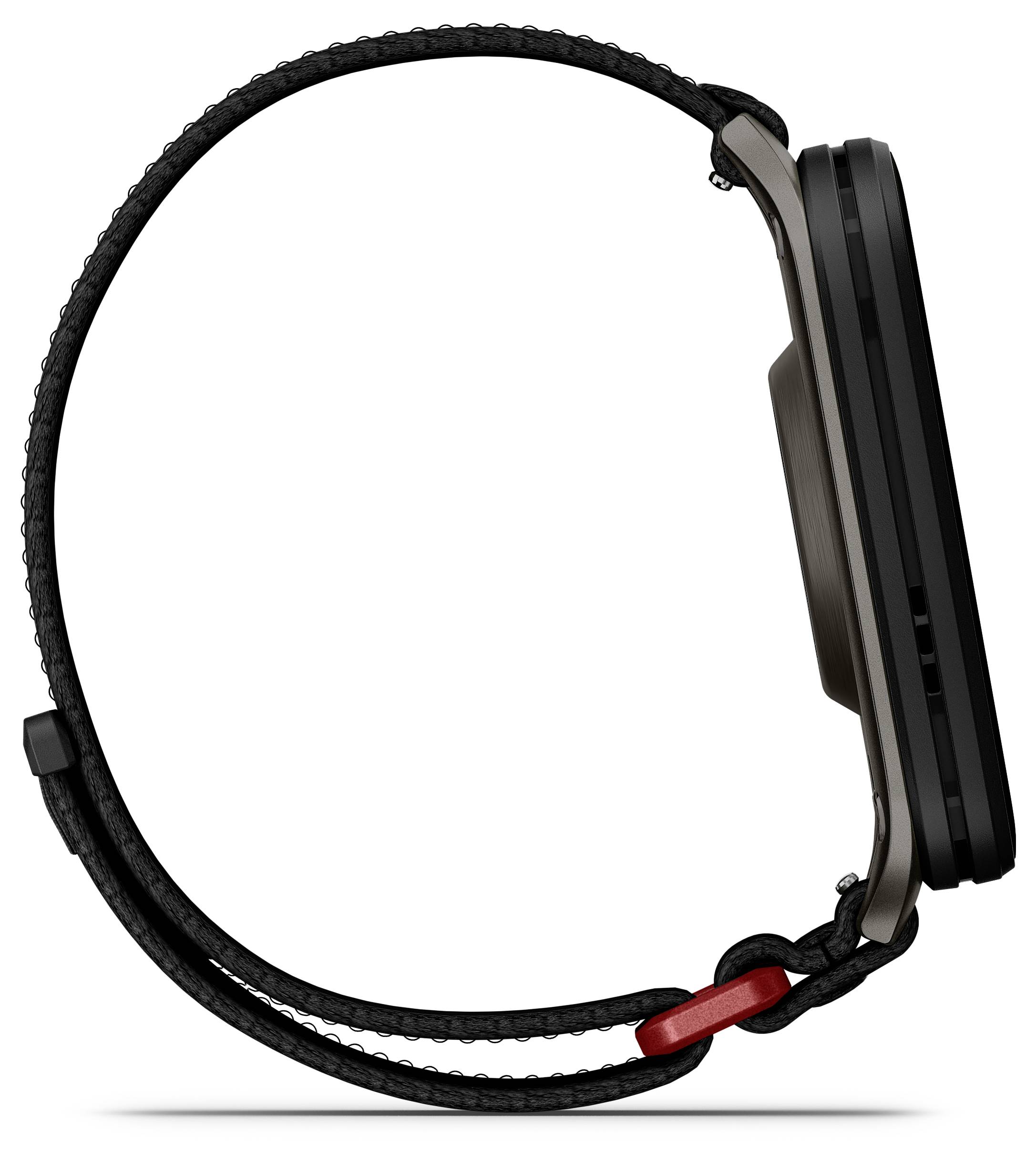 Seitenansicht einer schwarzen Smartwatch mit minimalistischem Design und einem gewebten Band mit rotem Akzent.