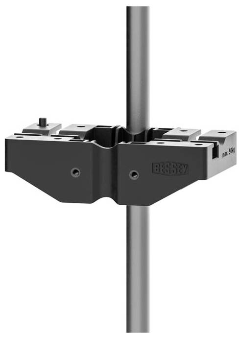 Ein Metalltool-Bauteil mit einer vertikalen Stange, die durch einen Spannmechanismus läuft und ein robustes Design aufweist, das für den industriellen Einsatz geeignet ist.