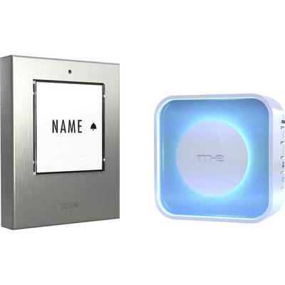 Metallgerät mit 'NAME' und Glockensymbol auf der linken Seite; blaues, leuchtendes quadratisches elektronisches Gerät auf der rechten Seite, mit 'me' beschriftet.
