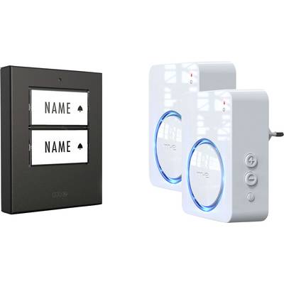 "ME" Marken-Funk-Türklingel-Set mit zwei weißen Stecker-Klingeleinheiten, ausgestattet mit LED-Beleuchtung und einem schwarzen Namenschildhalter mit zwei Schlitzen, beschriftet mit "NAME".