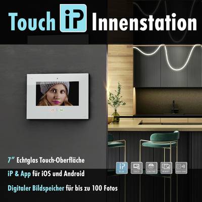 Digitaler Bilderrahmen hängt an einer grauen Wand über einem Tisch. Links Text: 'Echtglas Touch-Oberfläche', 'Digitaler Bildspeicher'.