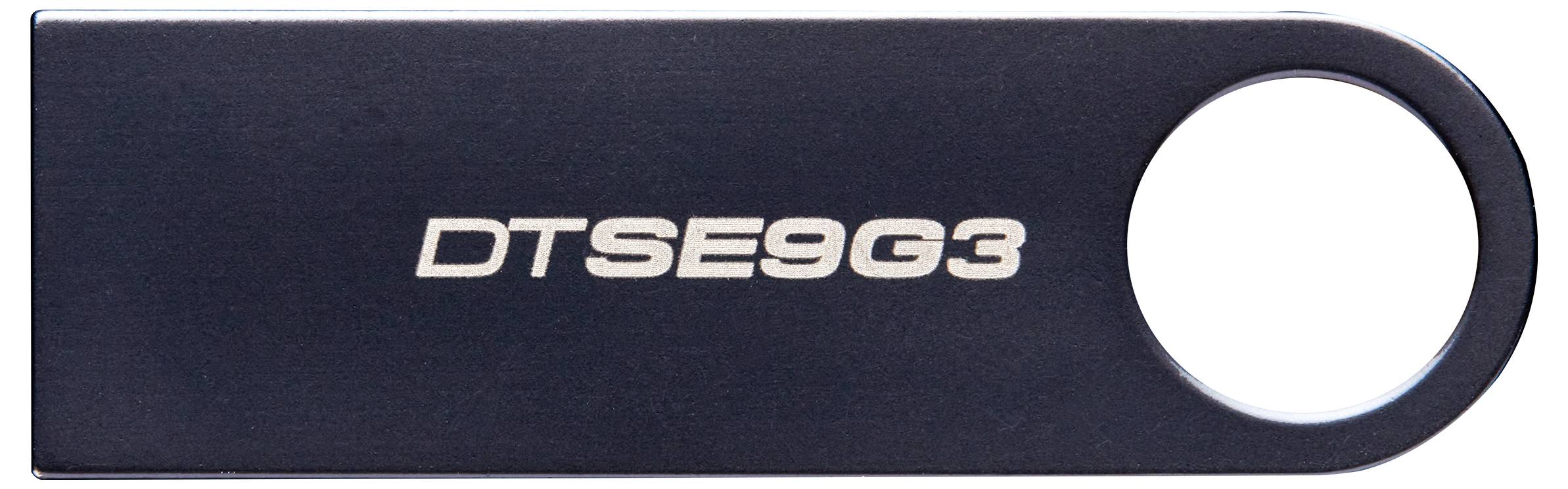 Ein schwarzer USB-Stick mit einer kreisförmigen Öffnung rechts und der Aufschrift "DTSE9G3" auf seiner Oberfläche.
