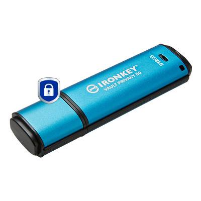 Ein blauer USB-Stick mit der Aufschrift "IronKey Vault Privacy 50" und einem Schloss-Symbol, was auf sichere Datenspeicherung hindeutet.