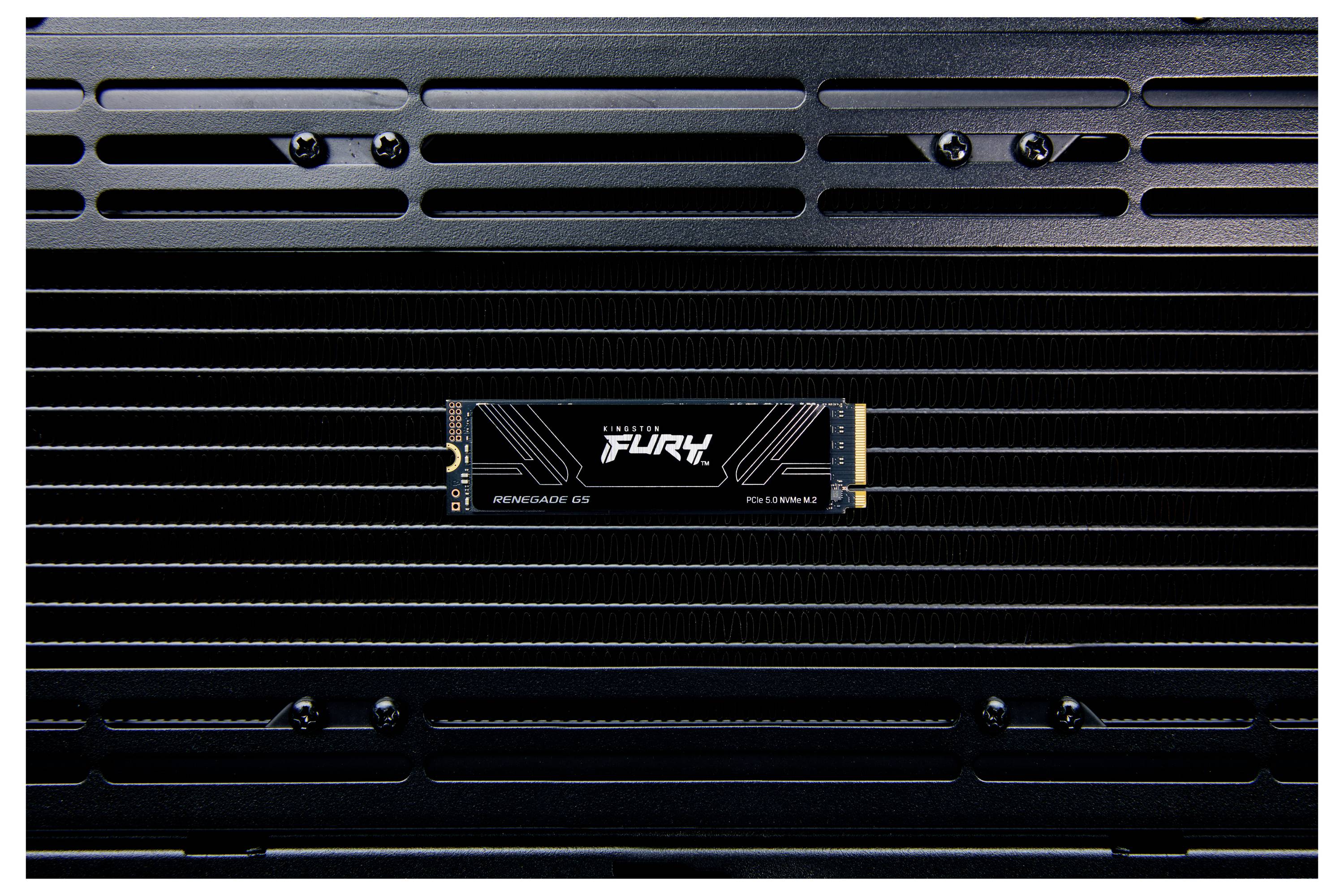Eine kleine elektronische Komponente mit der Aufschrift „Fury" ist zentral auf einer schwarzen, gerippten Oberfläche positioniert, was auf ein Computer-Hardwareelement wie eine SSD hindeutet.