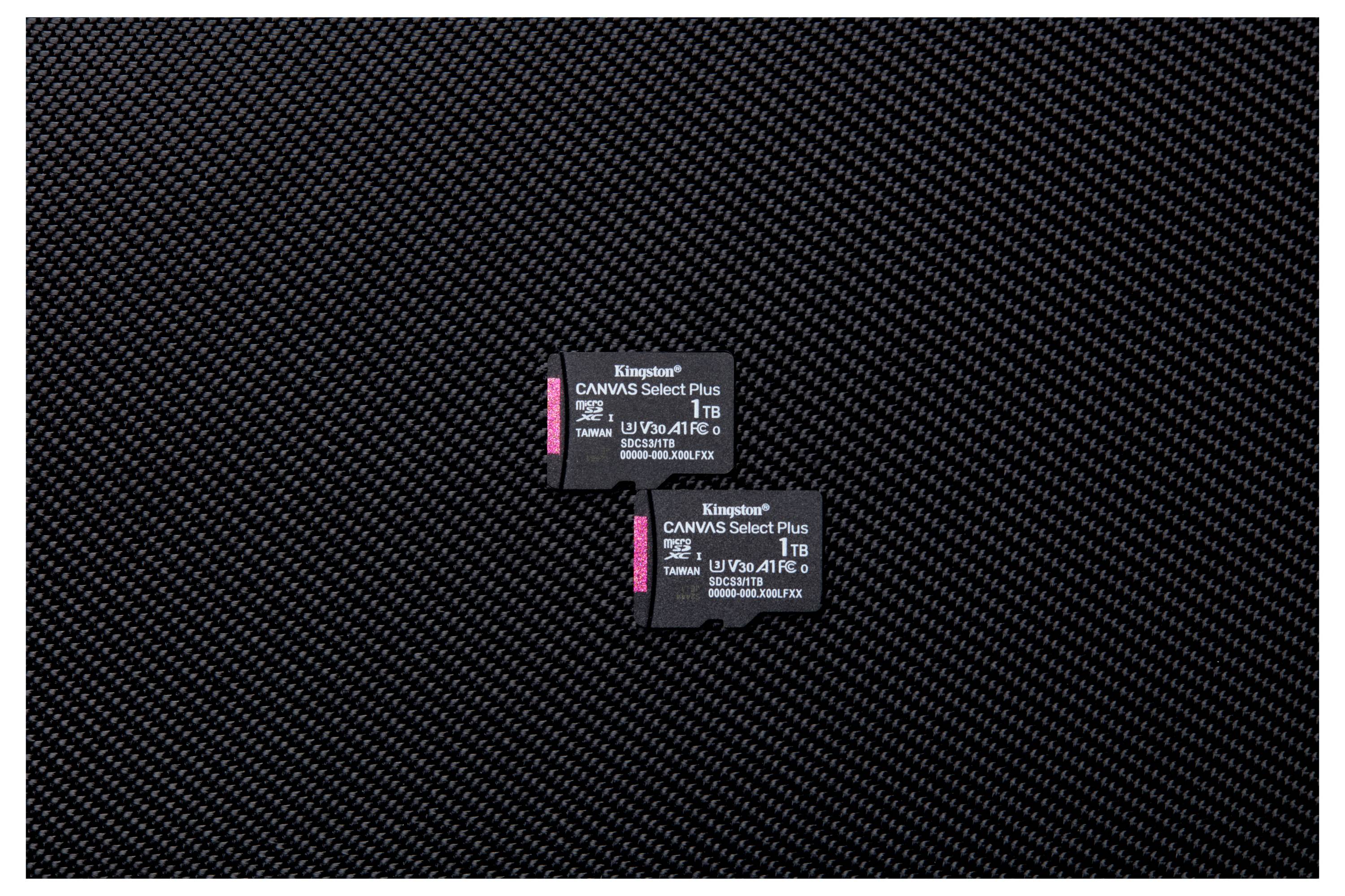 Zwei microSD-Karten mit der Aufschrift "Kingston CANVAS Select Plus" mit 32 GB Speicherkapazität und UHS-I, A1, Klasse 10 Spezifikationen, auf einer dunklen strukturierten Oberfläche.