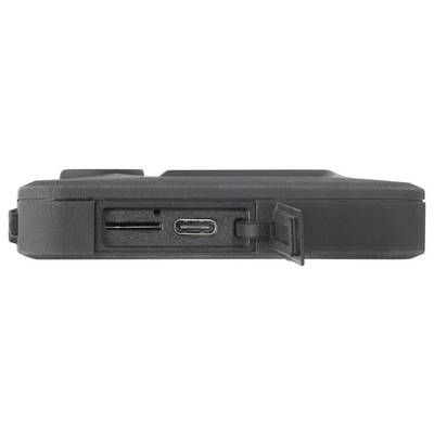 Eine Nahaufnahme von der Seite zeigt ein schwarzes elektronisches Gerät mit einem offenen Schlitz, der einen Speicherkartensteckplatz und einen USB-C-Anschluss freilegt.