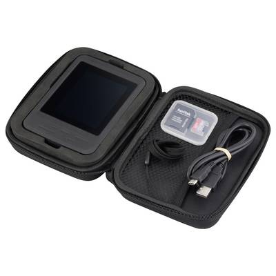 Ein kleines elektronisches Gerät mit einem Bildschirm, ein Micro-USB-Kabel und zwei Speicherkarten sind in einem schwarzen Transportetui organisiert.