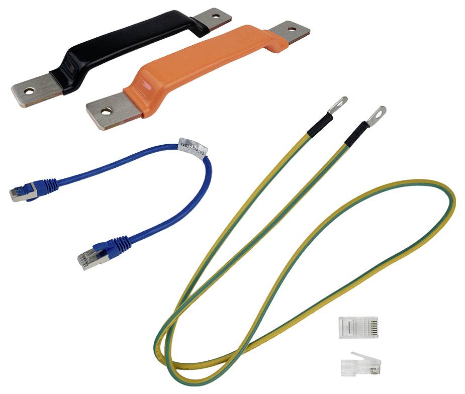 Elektrische Komponenten, einschließlich einer schwarzen und einer orangefarbenen Sammelschiene, eines blauen Ethernet-Kabels, grün-gelber Erdungsleitungen und zwei Anschlüssen.