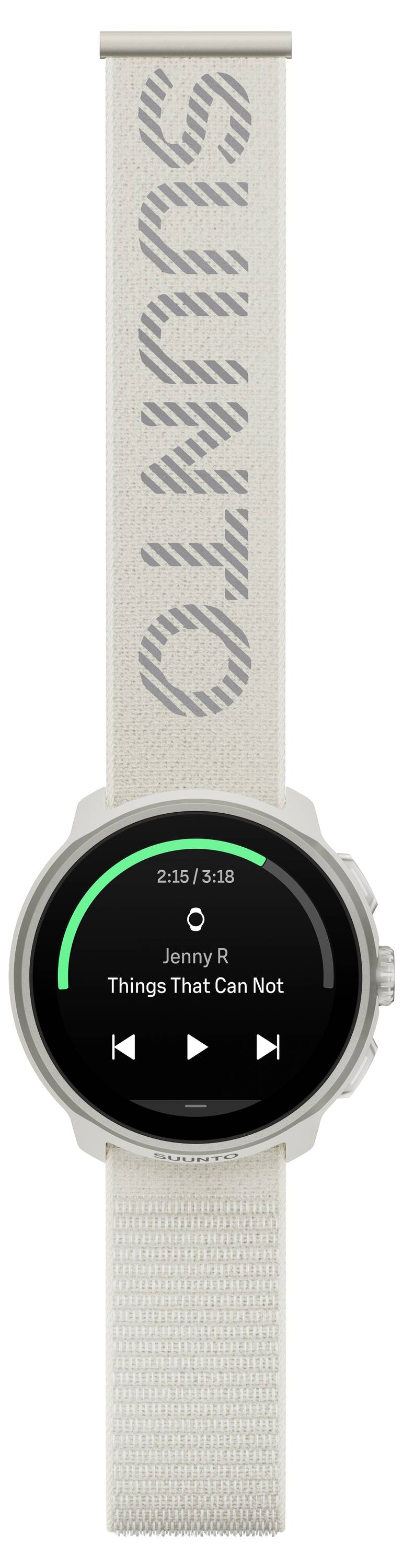 Eine Smartwatch mit einem hellgefärbten Stoffarmband zeigt einen Musikplayer. Der Bildschirm zeigt 'Jenny R - Things That Can Not' bei 2:16/3:33.