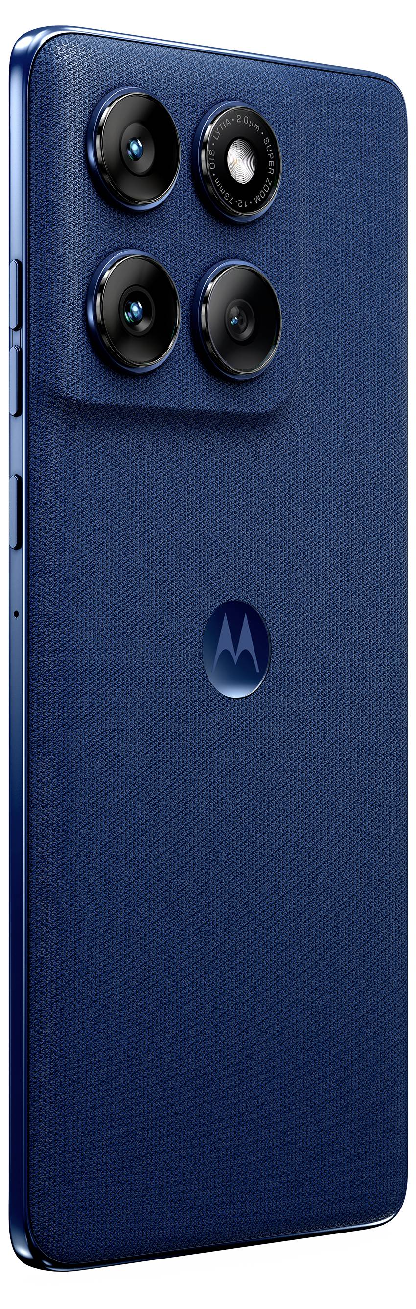 Ein blaues Smartphone mit einer strukturierten Rückseite, das drei Kameraobjektive und ein charakteristisches Logo in der Mitte aufweist, aus einem Rückenwinkel betrachtet.