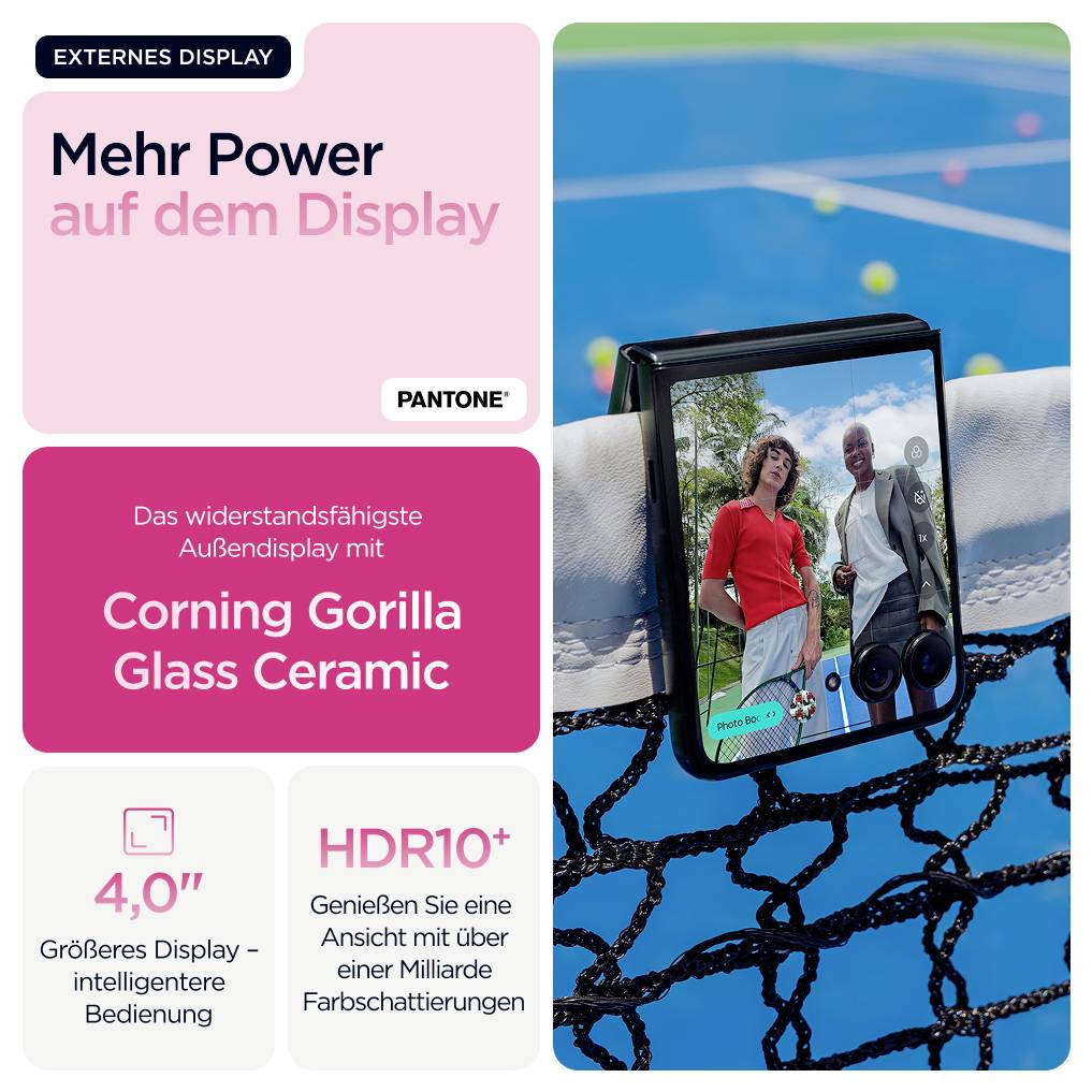 Ein Smartphone mit einem faltbaren Bildschirm steht auf einem Tennisnetz. Zwei Personen sind auf dem Display zu sehen. Text: 'Mehr Power auf dem Display'.