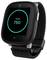 Eine schwarze Smartwatch mit einem gewebten Band zeigt 'Schritte 750' auf dem Bildschirm, was die Schrittzahl angibt. Ein Knopf ist an der Seite sichtbar.