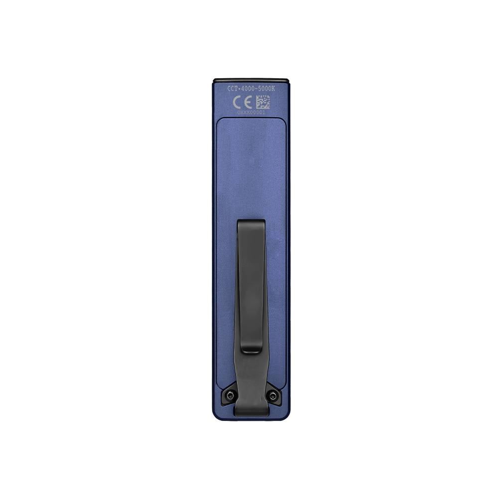 Eine blaue rechteckige Fernbedienung mit einem kreisförmigen Knopf in der Mitte und LED-Kontrollleuchten darüber.