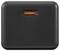 Ein schwarzes USB-Wandladegerät mit einem orangefarbenen USB-C-Anschluss in der Mitte, entwickelt zum Aufladen elektronischer Geräte.