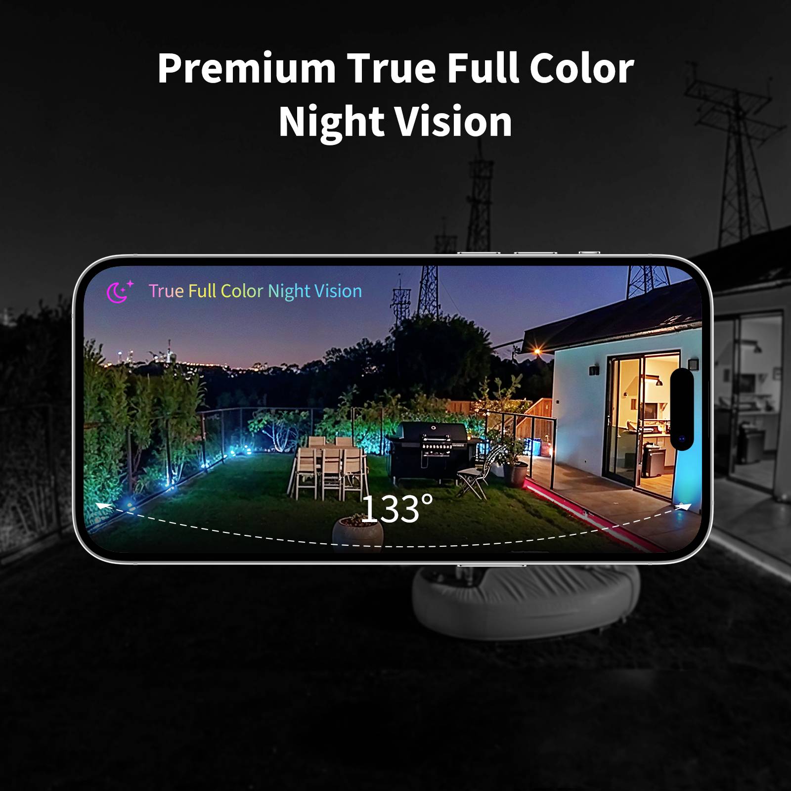 Ein Smartphone zeigt 'Premium True Full Color Night Vision' an. Die Außenszene zeigt lebendige Farben, Gartenmöbel und eine 133°-Ansicht.