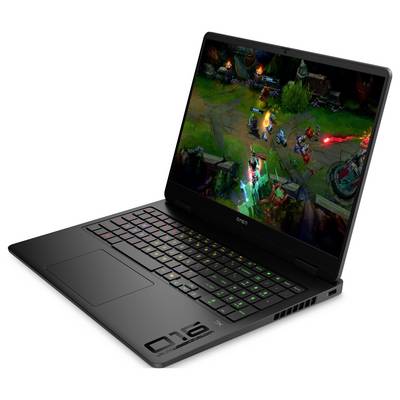 Ein Gaming-Laptop mit einer farbig beleuchteten Tastatur zeigt ein Videospiel auf dem Bildschirm und präsentiert eine Actionszene mit mehreren Charakteren.