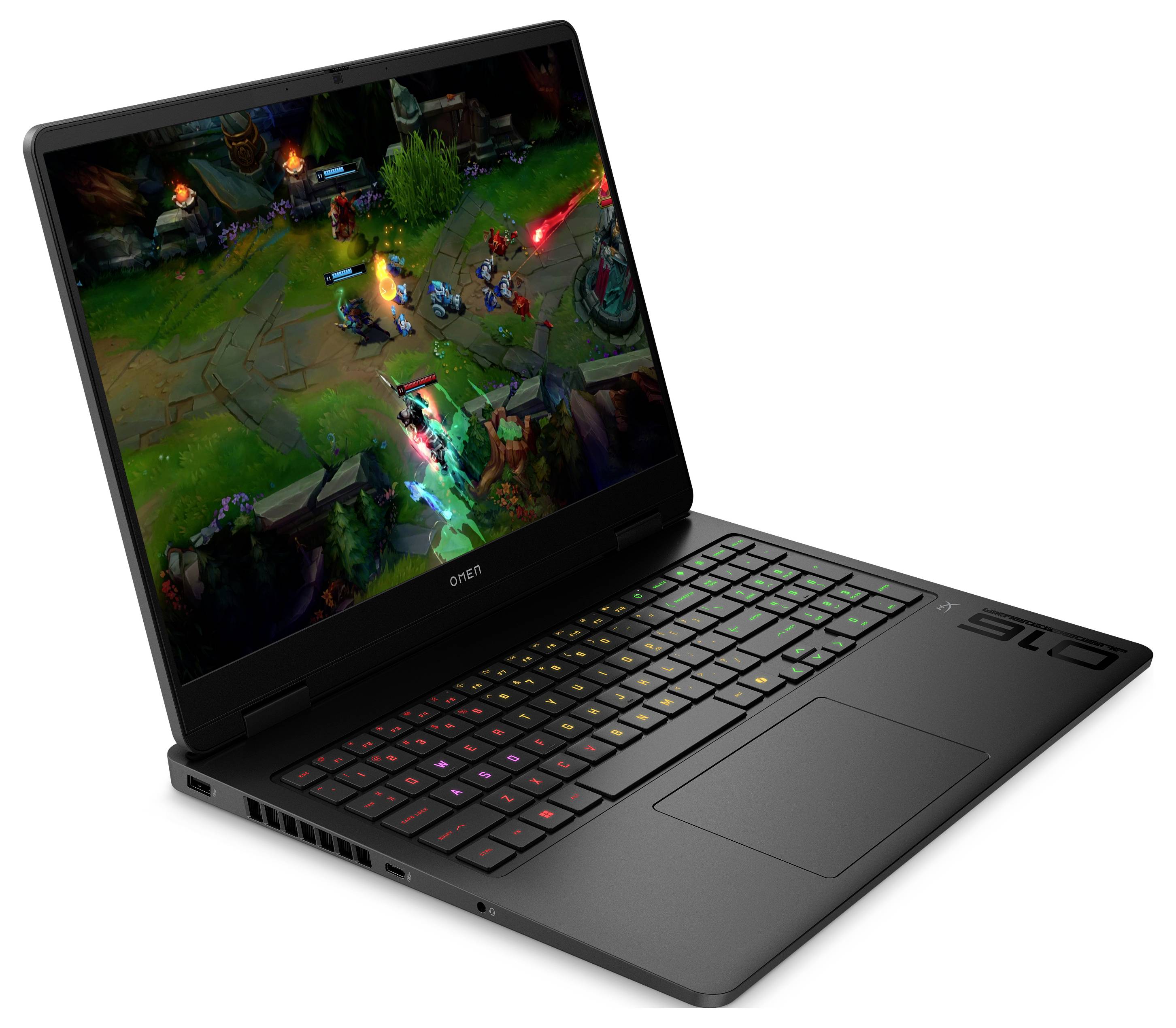 Ein Gaming-Laptop, der eine lebendige Videospielszene mit Charakteren und leuchtenden Effekten zeigt, steht auf einem Schreibtisch mit einer beleuchteten Tastatur.