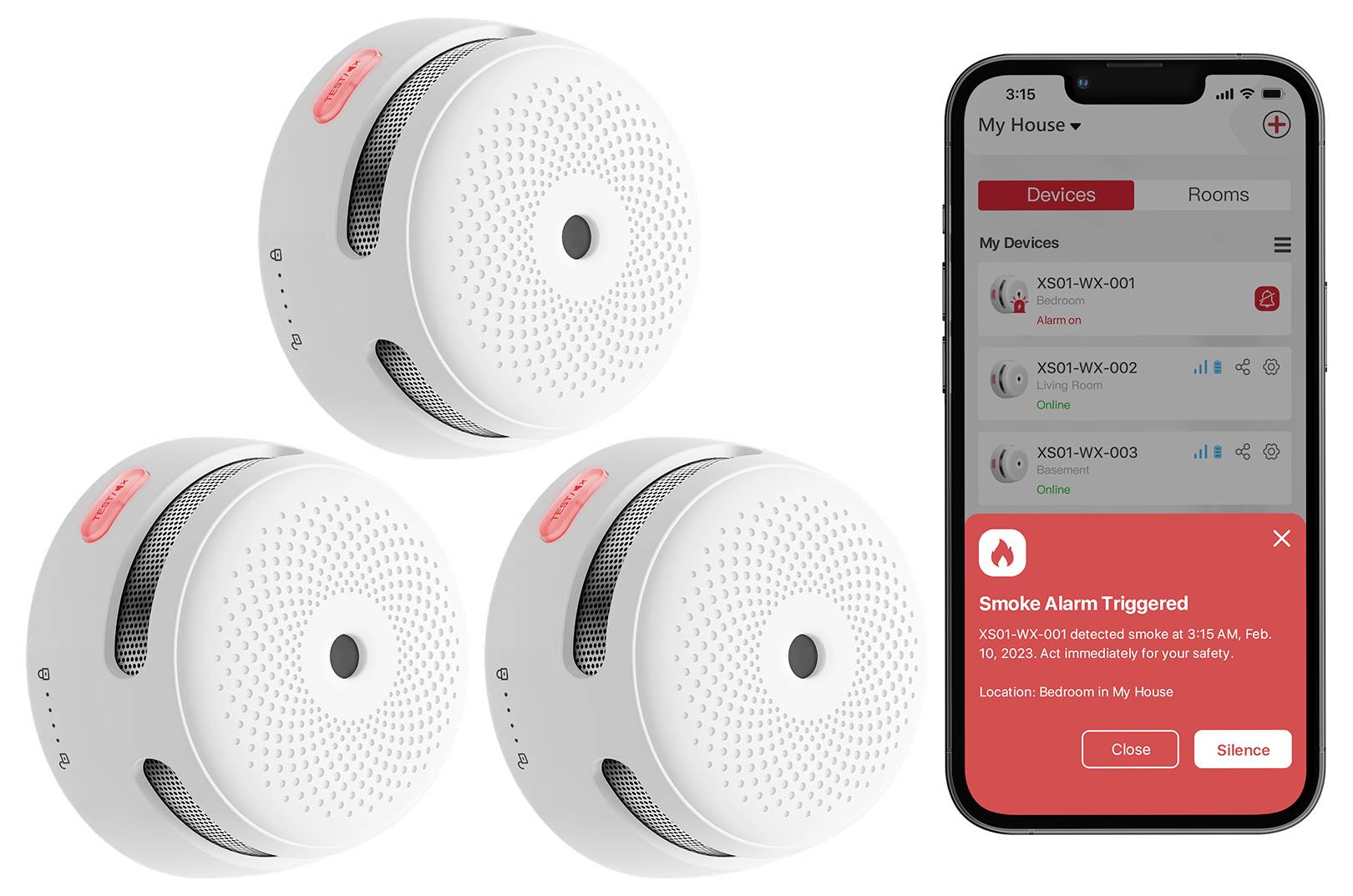 Drei weiße Rauchmelder mit rotem Alarmknopf. Ein Smartphone-Bildschirm zeigt eine ausgelöste Rauchmelderwarnung für ein Schlafzimmer.