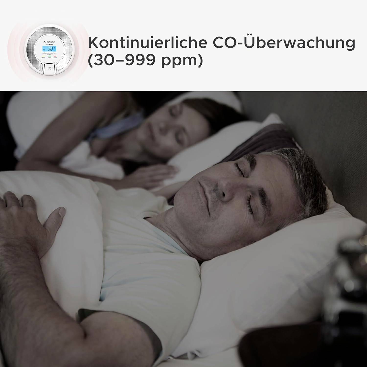 Ein älteres Paar schläft in einem Bett, während ein Gerät kontinuierlich den CO-Gehalt (30–999 ppm) überwacht.