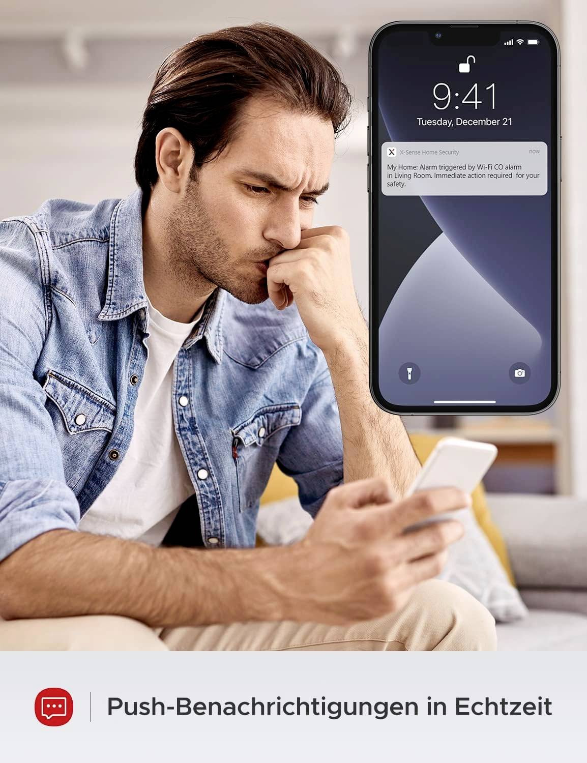 Ein Smartphone zeigt Anweisungen zur WLAN-Verbindung eines Geräts mit 2,4 GHz. Ein Gerät ist daneben mit Signal-Symbolen abgebildet.