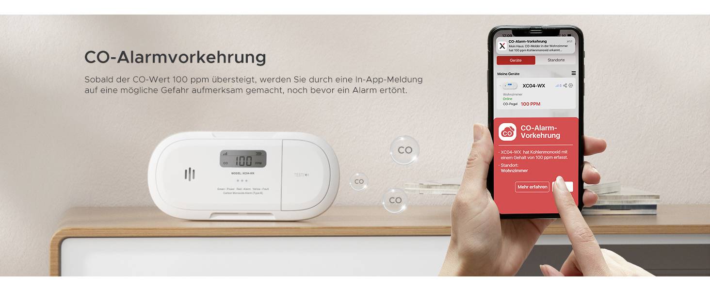 'Eine Person hält ein Smartphone mit der App-Anzeige 'CO-Alarmvorkehrung', daneben ein CO-Melder auf einem Regal.'